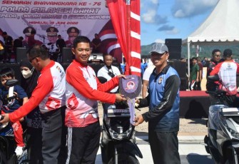 Kasrem 142/Tatag saat memberikan bingkisan di HUT Bhayangkara Ke-76 di Mamuju