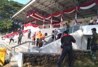 Karya bakti membersihkan lingkungan stadion Batoro Katong