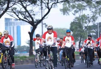 Kapolda Jabar saat fun bike meriahkan hari Bhayangkara Ke-76 