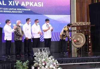 Mendagri saat memukul gong resmi membuka Rakornas APKASI di Bogor