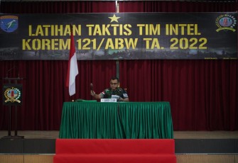 Danrem 121/Abw saat membuka latihan taktis tim intelejen di Makorem 121/Abw