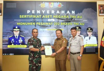 Danlanud Abd Saleh saat menerima sertifikat tanah aset TNI AU