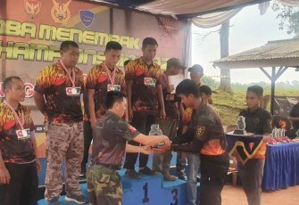 Penyerahan medali dan piagam juara Menembak Bravo Championship 2022 di Rumpin Bogor