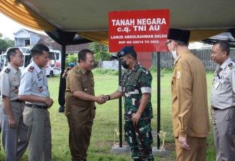 Kadislog lanud abd saleh saat clear and clear aset tanah di desa Patrang