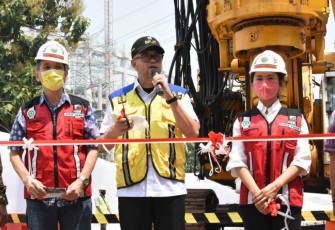 Dirjen Cipta Karya Diana Kusumastuti (kanan) saat meresmikan pembangunan jalan tol