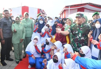 Kasad berswafoto bersama anak-anak di Cilacap