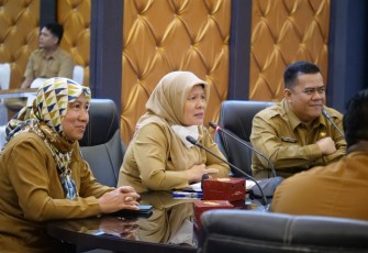 Plh Sekda Kabupaten Bintan, drh Kartini saat menerima kunjungan Tim Verifikasi Lapangan dari Dinas Pemberdayaan Masyarakat dan Desa, Kependudukan dan Catatan Sipil Provinsi Kepri 