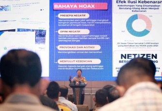 Kapolda Jatim saat memberikan sambutan dalam Deklarasi Anti Hoax dan Bijak Bermedsos di hotel Vasa Surabaya 