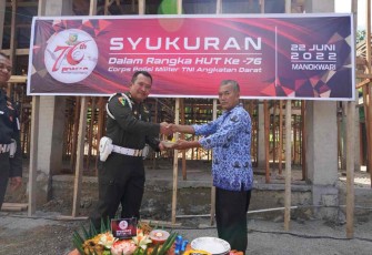 Danpomdam XVIII/Kasuari saat menerima tumpeng syukuran HUT Pomad Ke 76 