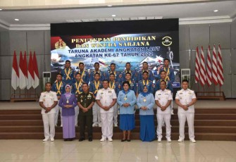 Foto bersama Pangkoarmada III bersama wisudawan Taruna AAL di Surabaya 