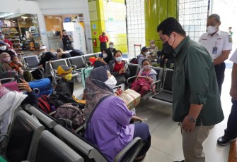 Menteri Erick Thohir saat berdialog dengan penumpang kereta api