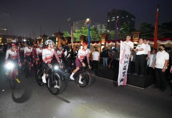 Kapolri saat melepas pesepeda pecahkan rekor MURI di Jakarta 