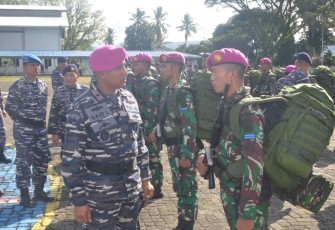 Danlantamal IX saat melepas satgas pam puter