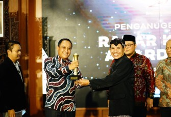 Penghargaan Pelopor Pengembangan Olahraga diberikan kepada Wakil Bupati Pati Saiful Arifin 