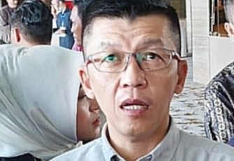 Kadis Kominfo Prov Kepri Hasan saat di wawancarai awak media