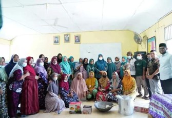 PKK Labusel saat Berikan Bantuan Kepada Pelaku Usaha 
