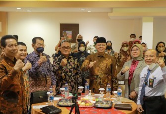 Gubernur Rohidin usai hadir dan membuka Seminar Nasional Pasca Sarjana Fakultas Hukum Universitas Bengkulu (UNIB), bertajuk "Dispensasi Nikah dan Meningkatnya Tindak Pidana Asusila", di Hotel Santika Kota Bengkulu, Sabtu (02/07).