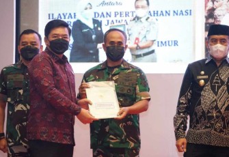 Menteri ATR/BPN Hadi Tjahjanto saat menyerahkan Sertipikat Aset TNI AU Lanud Abd Saleh