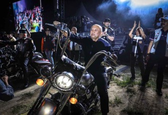 MenkopUKM Teten Masduki saat kendarai Harley dalam acara Sumatera Bike Week HDCI 2022 di Bukittinggi 