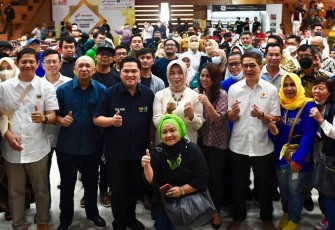 MenkopUKM bersama Menteri BUMN saat acara halalbihalal universitas Pajajaran di Bandung