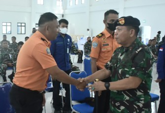Pangkoarmada III saat membuka brefing penanggulangan bencana 