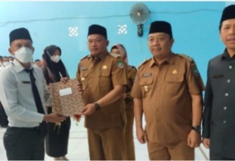 Bupati Erwin saat serahkan SK