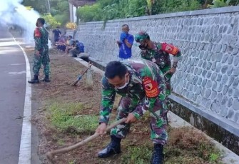 Berjibaku bersama warga membersihkan lingkungan 