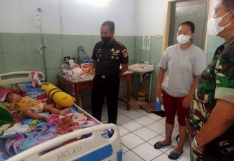 Dandim 1310/Bitung saat menjenguk anak dari anggota Koramil 1310-01/Bitung Kodim 1301/Bitung