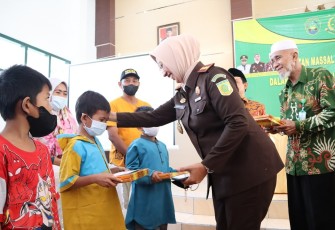 Kepala kejaksaan Negeri Bengkulu Yunitha Arifin saat sapa peserta khitanan massal