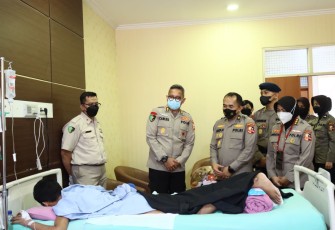 Polri saat Lakukan Anjangsana ke Mantan Kapolri hingga Anggota yang Sakit dan Gugur saat Tugas