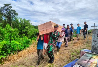 Bantu pemakaman warga di perbatasan 