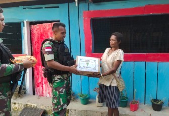 Satgas Yonif 126/KC saat Berbagi di Perbatasan