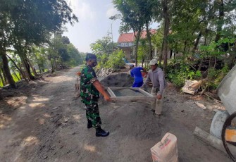 Mengayak pasir bersama warga binaan perbaiki jalan
