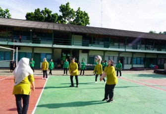 Olahraga voli bersama anggota Persit Kodam Kasuari 