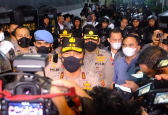 Kapolda Jatim saat mberikan keterangan pers penangkapan MSAT di Mapolda Jatim 