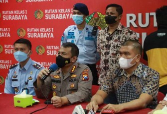 Kabid Humas Polda Jatim Kombes Dirmanto saat memberikan keterangan pers mengenai DPO MSAT di Mapolda Jatim