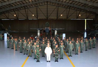 Menhan RI Prabowo Subianto foto bersama jajaran Lanud Iswahjudi 