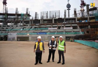 Menteri Basuki saat meninjau stadion indoor multi fungsi di GBK
