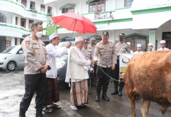 Kasetukpa Lemdiklat Polri saat menyerahkan hewan qurban 