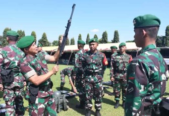 Danrem 081/DSJ saat cek senjata prajurit 