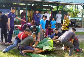 Penyembelihan hewan kurban di masjid Darul Mutakim Korem 121/Abw