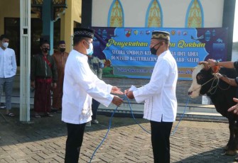 Danlanud Abd Saleh saat menyerahkan hewan qurban 