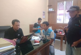 Jon Energi, pemilik media online TubarNews.Com, di ruang pemeriksaan didampingi pengurus Serikat Media Cyber Indonesia Kabupaten setempat.