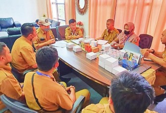 Jajaran Diskominfo Kota Tanjungpinang saat mengunjungi kantor Diskominfo Provinsi Kepri pada Selasa (12/7), untuk melakukan studi banding agar aplikasi SIAP bisa segera digunakan di Pemko Tanjungpinang.