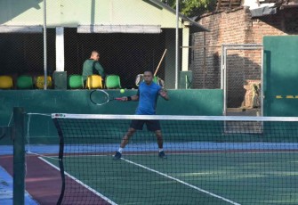 Dandim Madiun saat berolahraga tenis lapangan bersama anggotanya