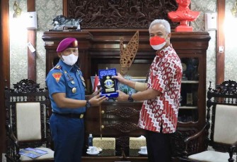 Gubernur Jateng saat menerima cenderamata dari Danlanal Semarang 