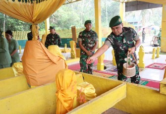 Danrem 121/Abw tabur bunga ke makam raja Tanjungpura