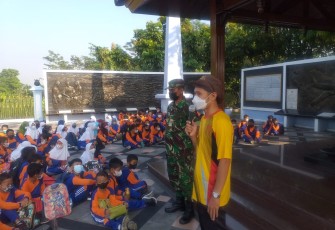 Edukasi siswa di Monumen Perjuangan TNI AU Yogyakarta 