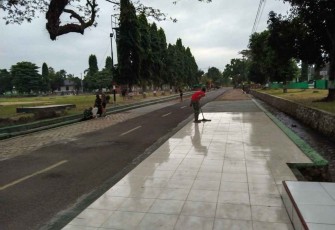Prajurit Yonif 511/DY saat pembersihan pangkalan