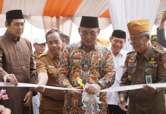 Walikota Cilegon saat pengguntingan pita peresmian Taman Makam Pahlawan Geger Cilegon